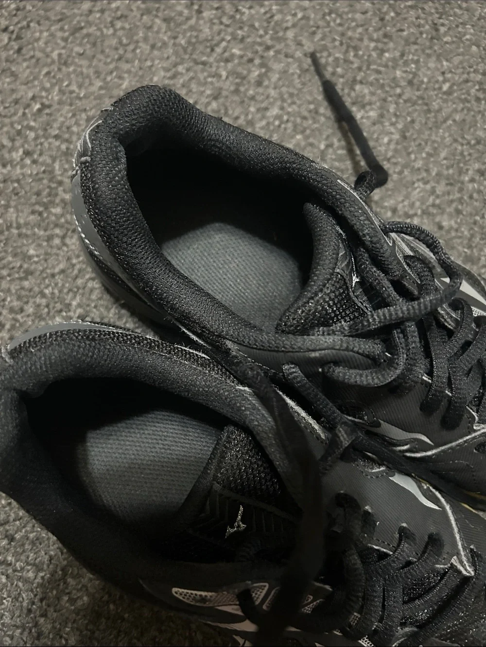 Mizuno Black and Yellow Indoor Training Sneakers